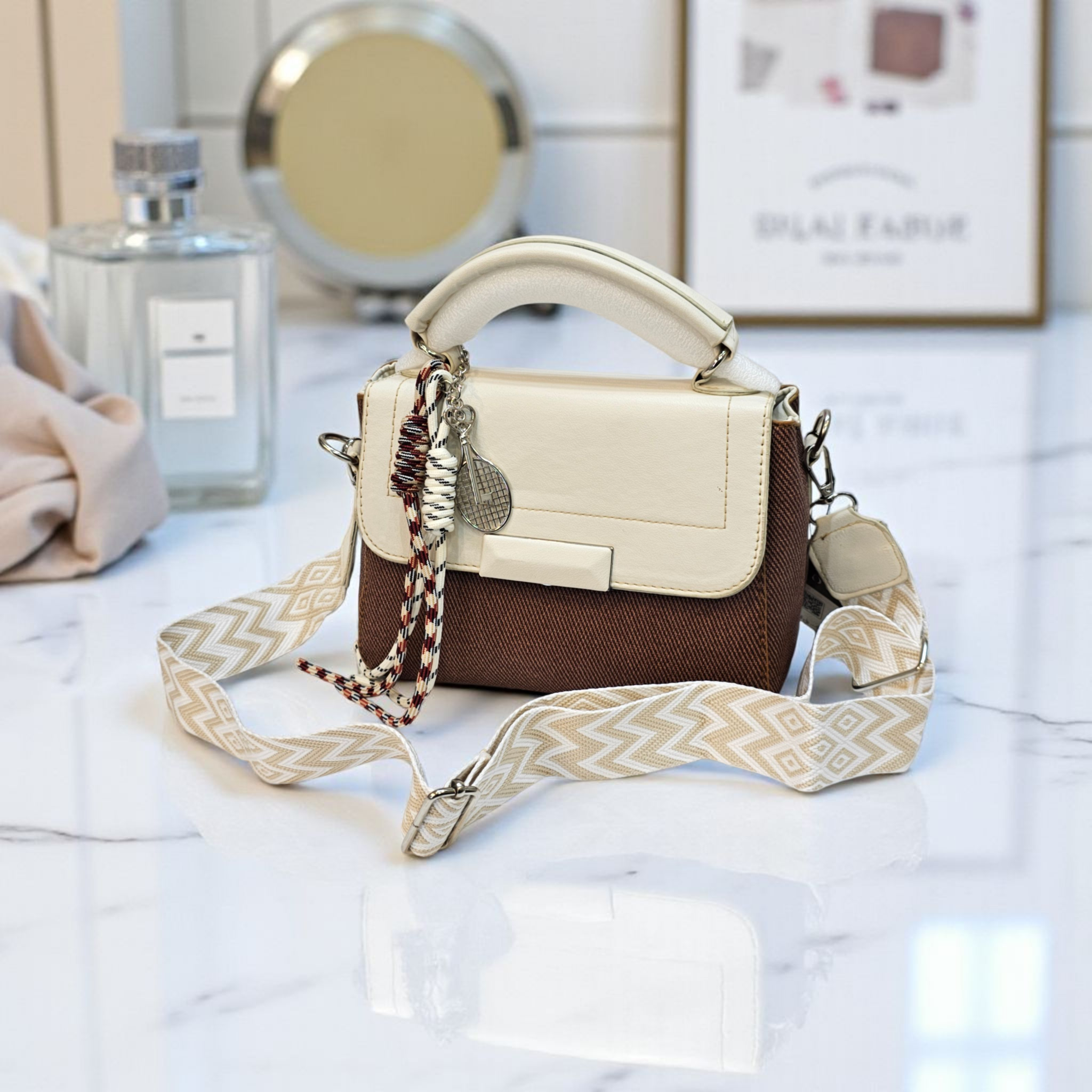 شنطة يد وكتف صغيرة بتصميم كاجوال مزيج الجلد والكانفاس مع حزام مزخرف شنطة يد وكتف صغيرة بتصميم كاجوال مزيج الجلد والكانفاس مع حزام مزخرف